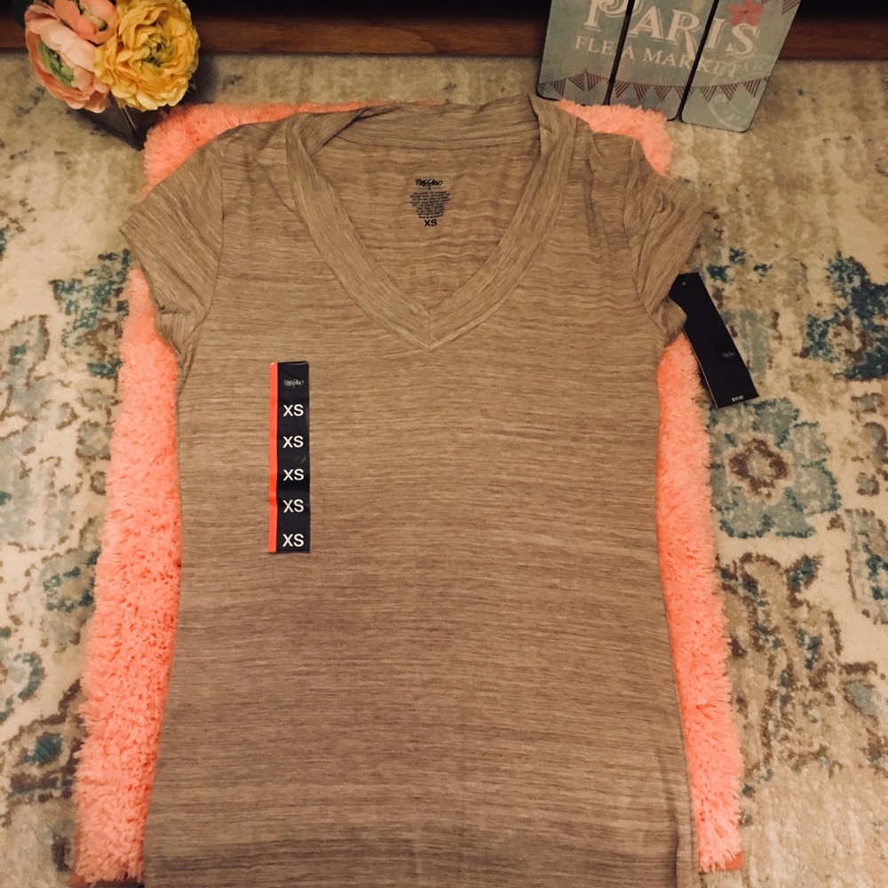 Fitted V-Neck Soft Tee NWT ⭐️⭐️